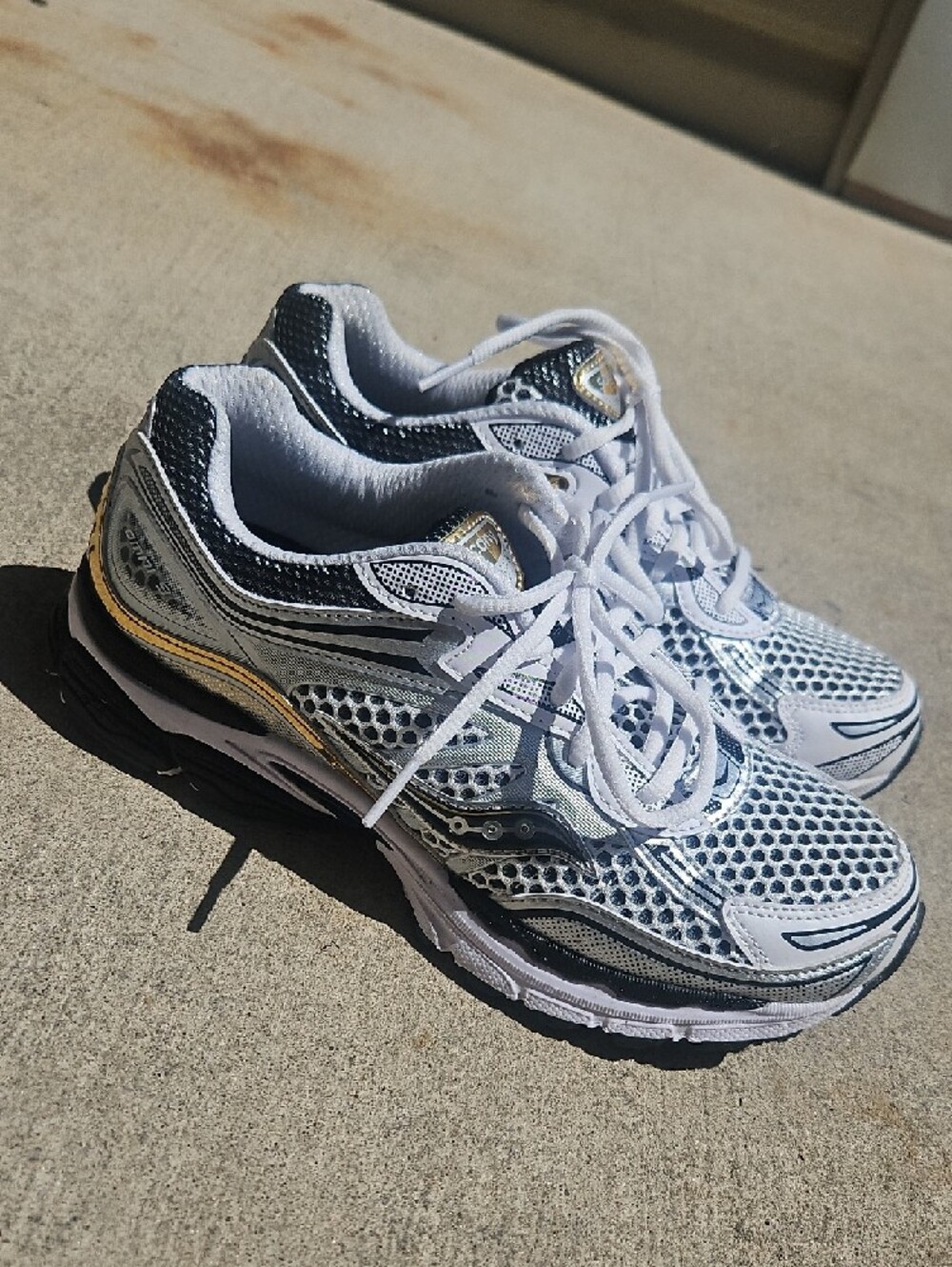 Saucony White, Silver & Gold Mesh Running Shoes M sz 6 - Picture 3 of 4